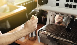 Hoe koffiezetapparaat ontkalken en schoonmaken?